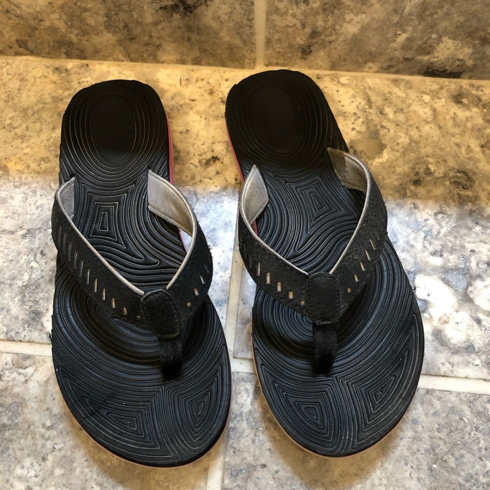 Women’s black flip flops